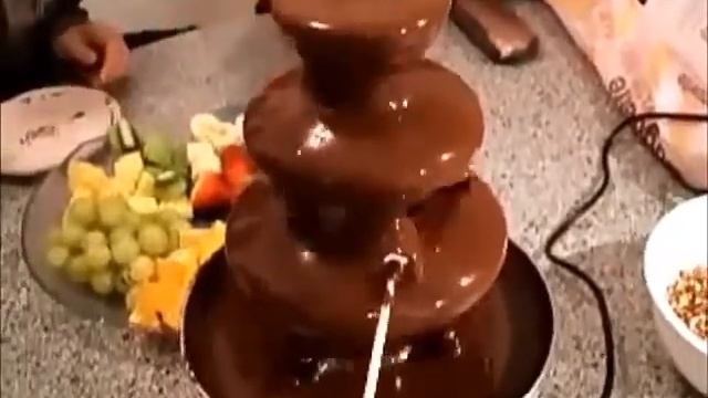 Шоколадный фонтан фондю в действии