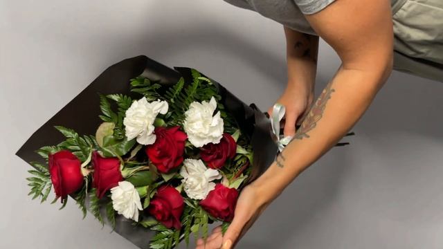 Траурный букет из роз Эквадор и гвоздик смотреть онлайн