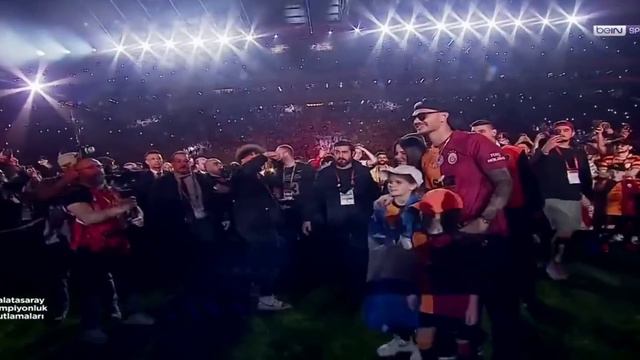 Mauro Icardi & Simge Sağın - Aşkın Olayım - Düet - Galatasaray Şampiyonluk Kutlamaları 4 Haziran