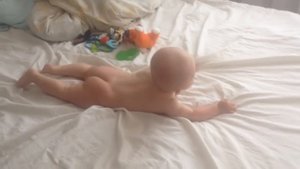 Учим ползать ребенка в 4 месяца. We learn to crawl a child in 4 months