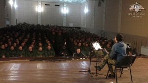 Российская певица Юлия Чичерина выступила перед отправляющимися на фронт новобранцами ДНР