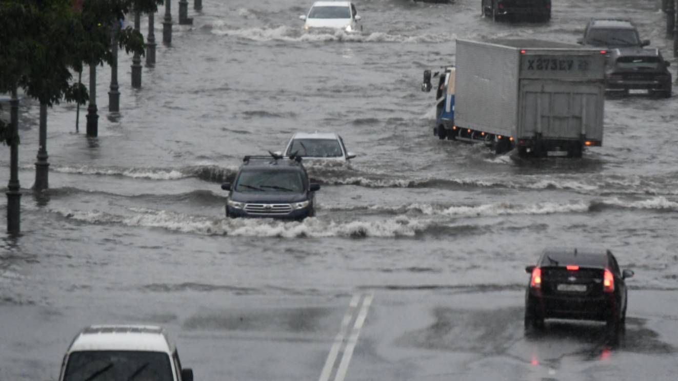 У нас апокалипсис: Владивосток ушел под воду после мощнейшего ливня