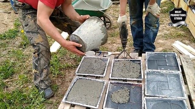 Необычный способ изготовления тротуарной плитки. Эксперемент!