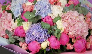 Цветочные композиции и оригинальные букеты цветов. Букет цветов с розами, пионами и гортензией