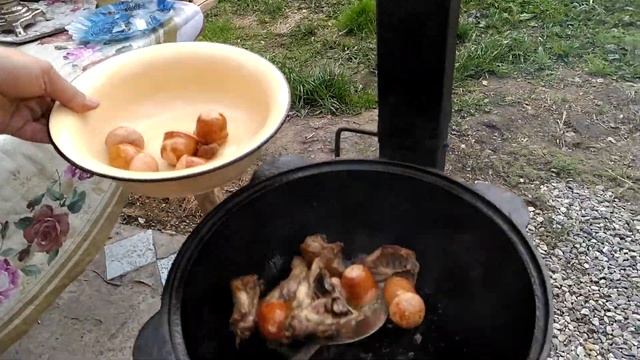 ЖГУЧЕЕ МЯСНОЕ РАГУ В КАЗАНЕ НА КОСТРЕ смотреть онлайн