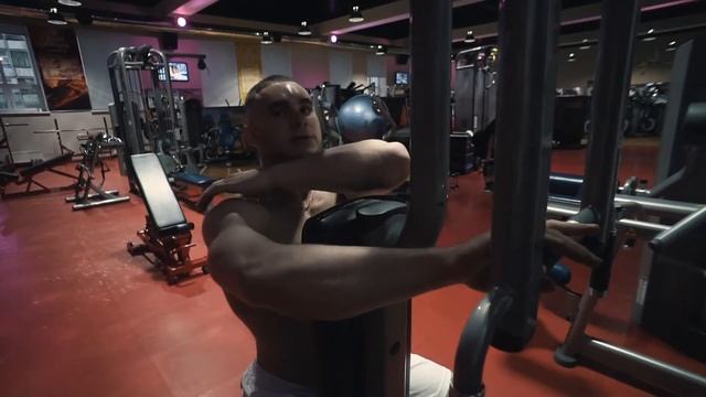 Отведение рук назад в тренажере пек-дек смотреть онлайн