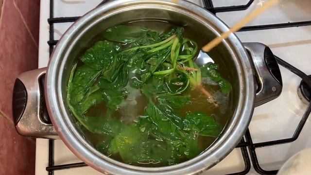 Салат из шпината, готовим быстро и очень легко! смотреть онлайн