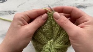 Красивая шапка спицами. Подробный мастер-класс!