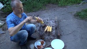 Кукурузу жарим на углях.  Вкуснее чем варёная кукуруза. Кукуруза на гриле на мангале.