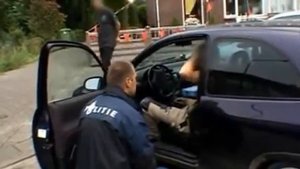 Opel Corsa rijdt keihard over de binnenwegen en wordt aangehouden op WEGMISBRUIKERS