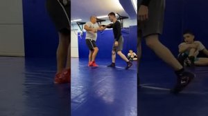 Приемы вольной борьбы в захвате , бросок через бедро и тд. Доступно и просто .