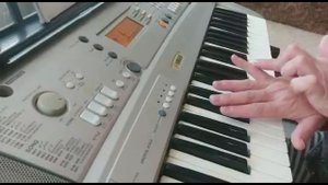 Урок 1. Тема: Гамма до мажор правой рукой вверх и вниз на одну октаву.