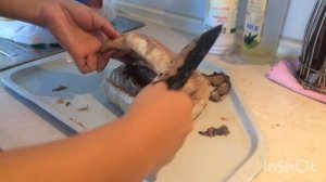 Как почистить красную рыбу от чешуи