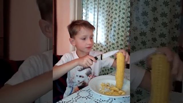 Лайфхак как съесть кукурузу без зубов . смотреть онлайн