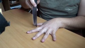 Игра ножом между пальцев