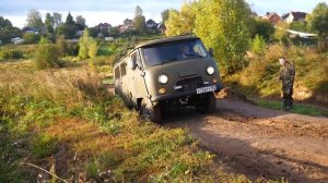 СТОИТ РИСКОВАТЬ СВОЕЙ МАШИНОЙ? Люди объезжают пробку через бездорожье в гору после дождя!
