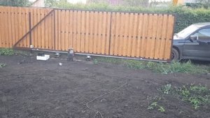 забор из доски с откатными воротами