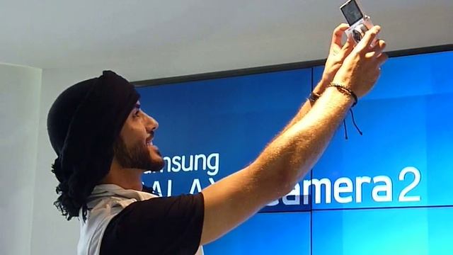 OMAR BORKAN AL GALA photocall en México Galaxy Camera 2 y NX Mini смотреть онлайн