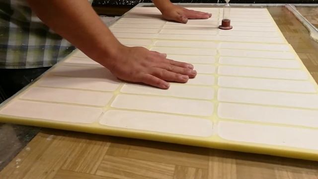 Заливка гипсовой смеси в форму и распалубка гипсовой плитки под кирпич