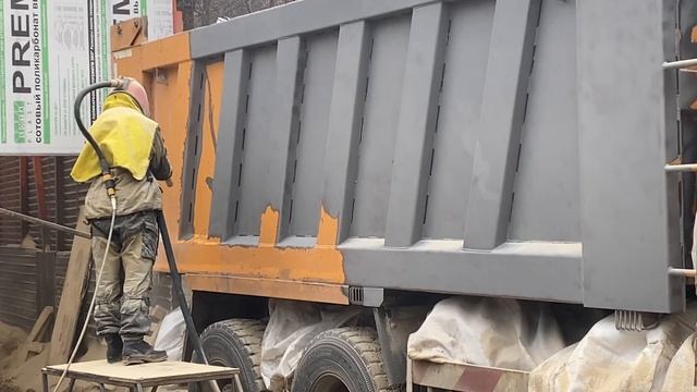 Очистка самосвала от старой краски