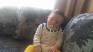Малыш очень сильно хотел спать и уснул)) сидя