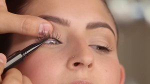 #CurlTalk: Flirty Eyeliner Look with Roller Lash by Benefit Cosmetics