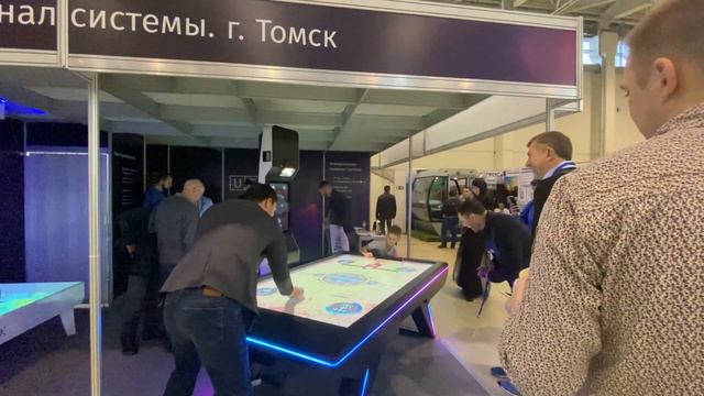 Интерактивный аэрохоккей ICE-HOOK объединяет детей и взрослых. смотреть онлайн