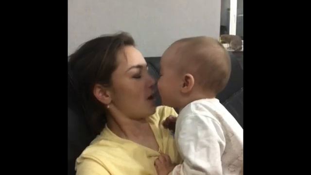 Лайфхак для мам. Поцелуй ребёнка. Сын целует маму