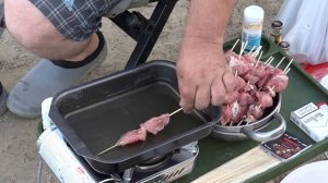 Мини шашлыки на шпажках из свининой шейки . Готовим мясо на природе .