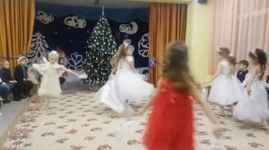 ТАНЕЦ С КРЫЛЬЯМИ || НОВОГОДНИЙ УТРЕННИК в ДЕТСКОМ САДУ ||  видео для девочек