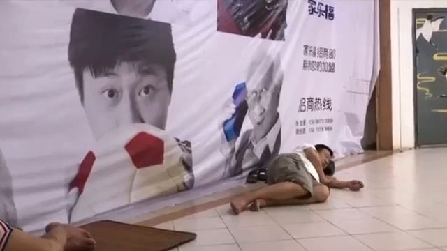 Аномальная жара загнала китайцев по торговым центрам и станциям метро
