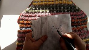 Вязанный спицами чехол на детский стульчик.  Используем остатки пряжи и обновляем старый стул.