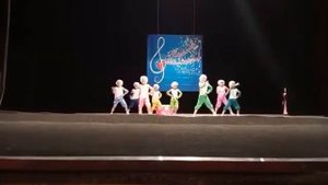 танец "Мамины помощницы"