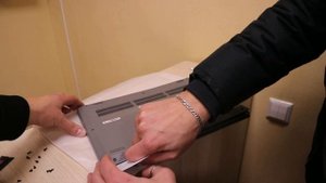 Обиженные начинающие блогеры разбирают ноутбук lenovo s145-15iil для добавления оперативной памяти.
