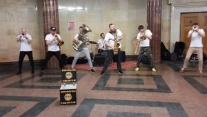 Мини-Духовой оркестр в переходе метро. Танцы и динамика