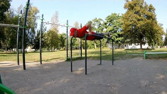 Отжимания на брусьях на спортивной площадке смотреть онлайн