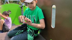 трюки на фингерборде и на фингер самокате.