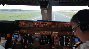 Боинг 747 Красивая взлет большого грузового авиалайнера. Взлетает Самолет вид из кабины пилота