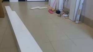 Как расставить образцы дверей в магазине.