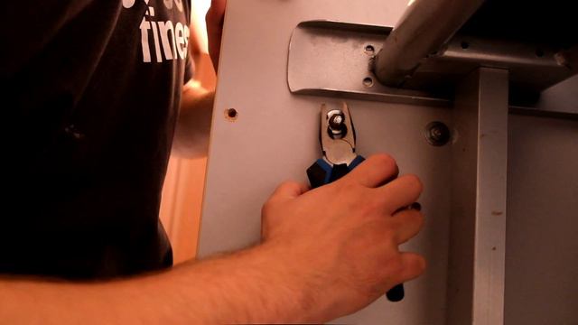 Переезд офиса! Пока заказчик занят переговораминаши ребята прилагают силы при демонтаже мебели.