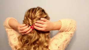 Праздничная/новогодняя причёска своими руками на средние/длинные волосы с локонами (самой себе)