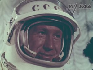 Космонавты Беляев и Леонов на корабле "Восход-2" (из фильма "Человек вышел в космос", 1965 г.)