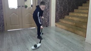 Учимся поднимать шайбу клюшкой.