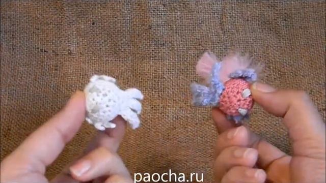 Подставка из дерева с вязаными попугайчиками