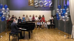 Музыкальное выступление директора Манюкова М.В. на выпускном вечере 2022