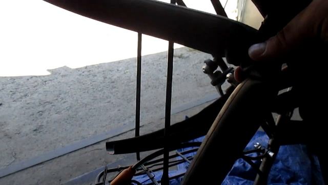 Спускает заднее колесо велосипеда. Замена камеры. смотреть онлайн