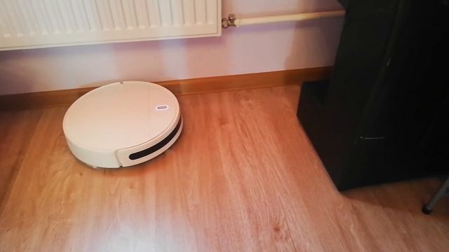 Робот-пылесос выполняет влажную уборку дома смотреть онлайн