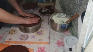 Сборка торта "Красный бархат". Нижний ярус двухъярусного торта с сюрпризом.