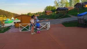 Как научить ребенка кататься на роликах.