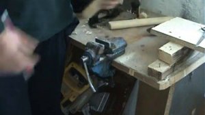 Как вставить рукоятку в молоток или топор